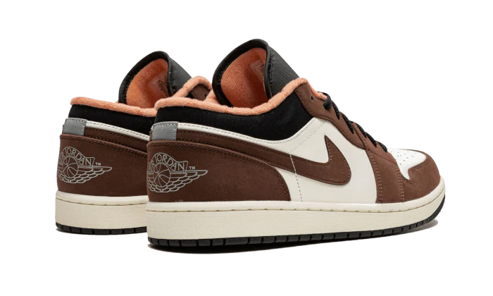 Tenisky Air Jordan 1 nízke hnedé, pohľad zo zadu