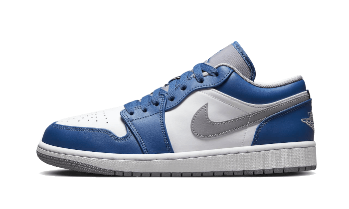 Tenisky Air Jordan 1 nízke modro-bielo-sivé, pohľad z boku