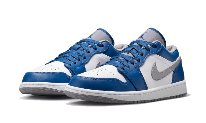 Tenisky Air Jordan 1 nízke modro-bielo-sivé, pohľad z uhla