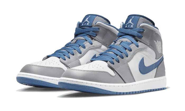 Tenisky Air Jordan 1 Mid sivo-modro-biele, pohľad z uhla