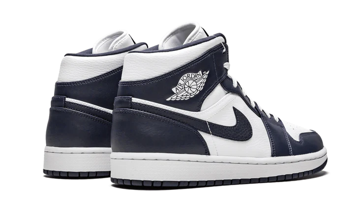 Tenisky Air Jordan 1 Mid námornícka modrá biele, pohľad zo zadu