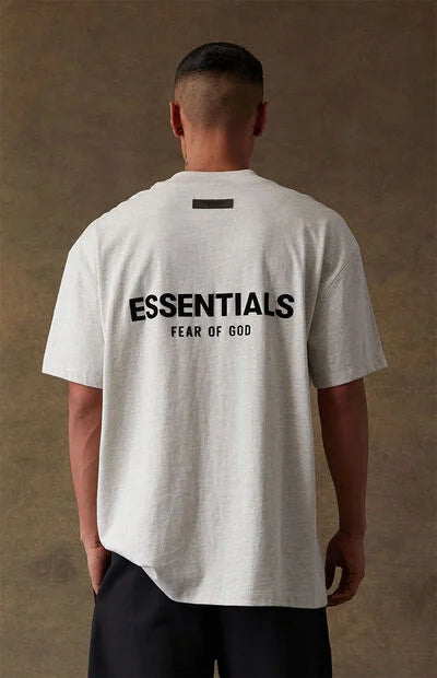 Fear of God Essentials Tee Light Oatmeal krémové na modelovi, pohľad z boku