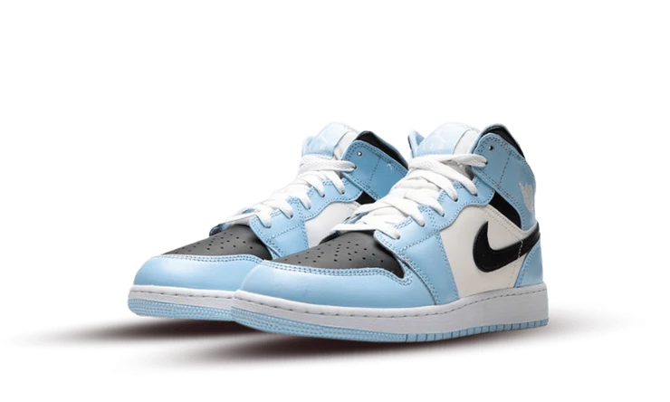 Tenisky Air Jordan 1 Mid modro-bielo-čierne, pohľad z uhla