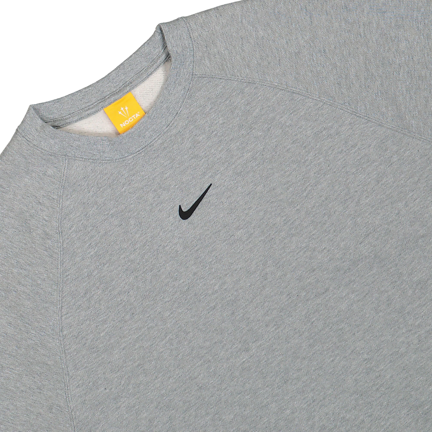 NOCTA CS Crew Fleece detail - Nike Swoosh logo a žltá vnútorná etiketa na výstrihu