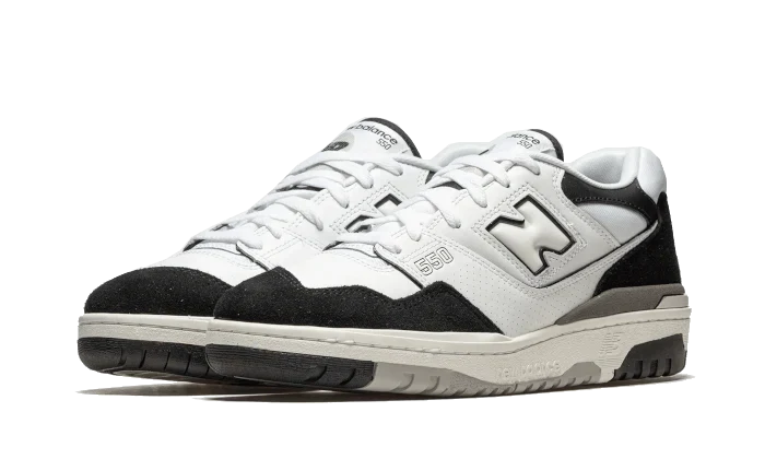Tenisky New Balance 550 bielo-sivé, pohľad z uhla