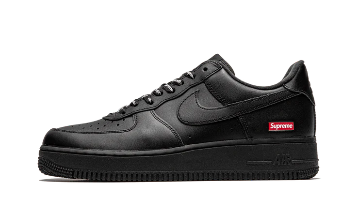 Tenisky Air Force 1 nízke Supreme čierne, pohľad z boku