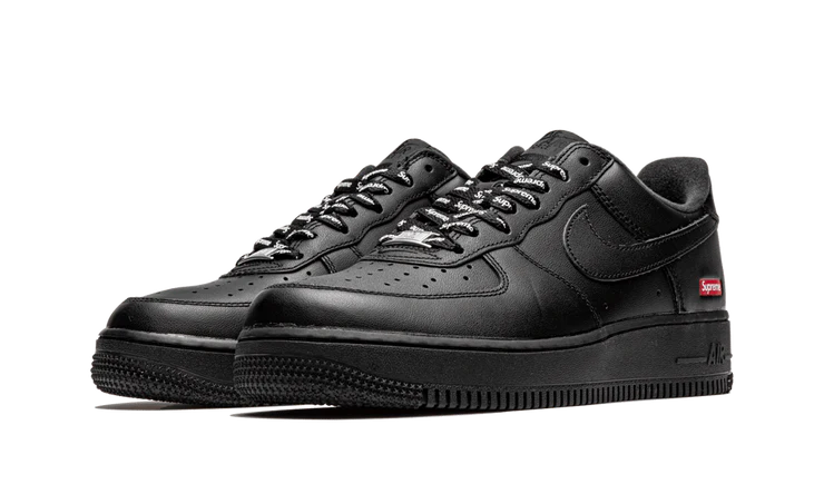 Tenisky Air Force 1 nízke Supreme čierne, pohľad z uhla