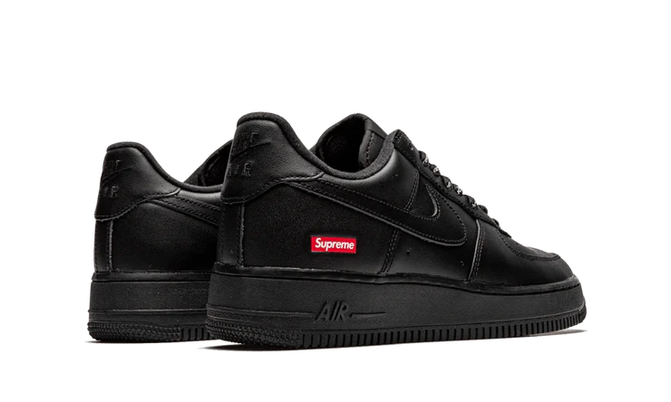 Tenisky Air Force 1 nízke Supreme čierne, pohľad zo zadu