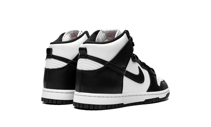 Tenisky Nike Dunk vysoké čierno-biele, pohľad zo zadu