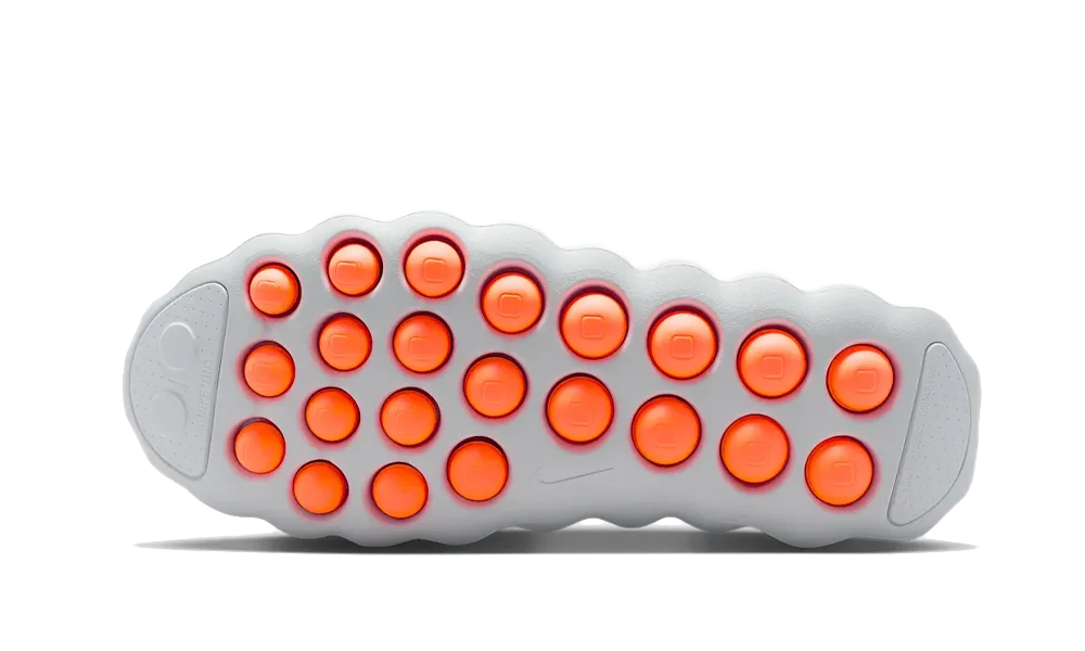 Nike Mind 002 Light Smoke Grey, detail Hyper Crimson podrážky s traction pattern