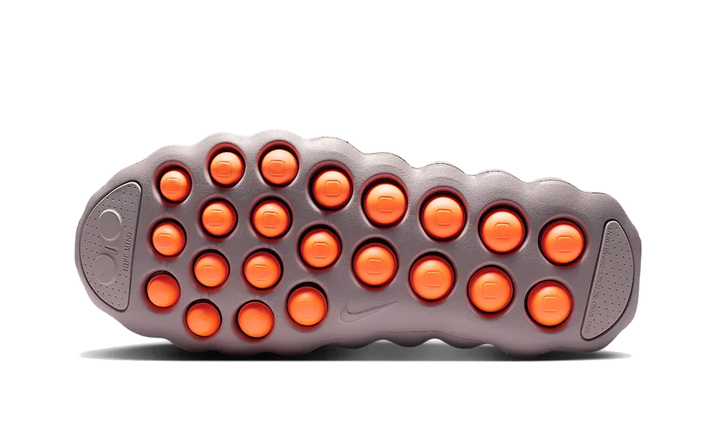 Nike Mind 002 Light Violet Ore, detail Hyper Crimson podrážky s traction pattern