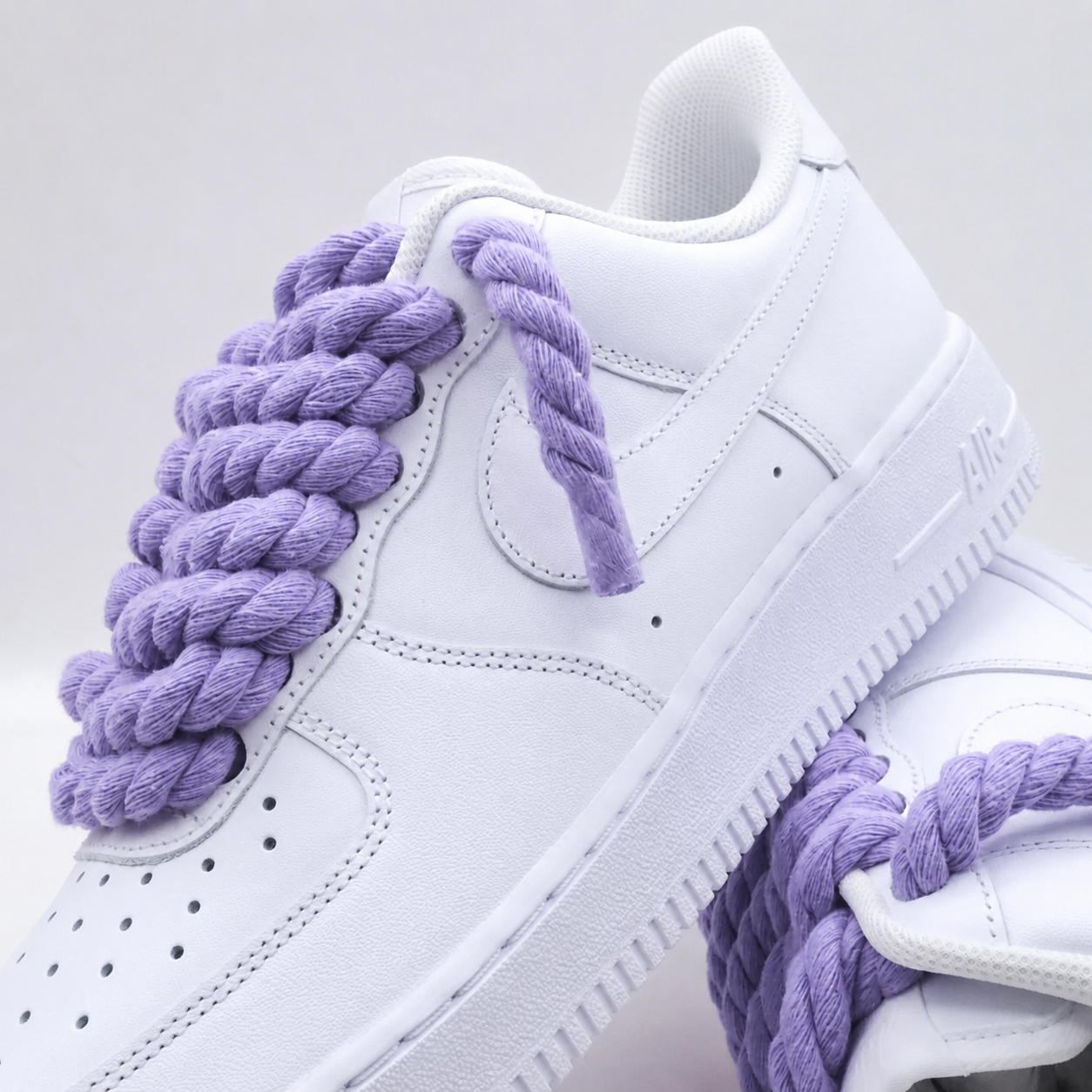 Tenisky Air Force 1 nízke biele s fialovými rope šnúrami, detail