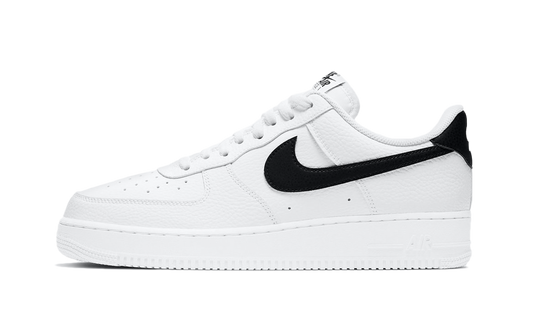 Tenisky Air Force 1 nízke bielo-čierne, pohľad z boku