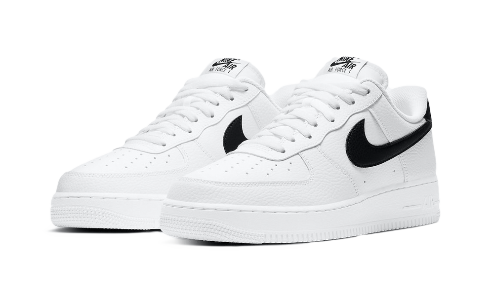 Tenisky Air Force 1 nízke bielo-čierne, pohľad z uhla