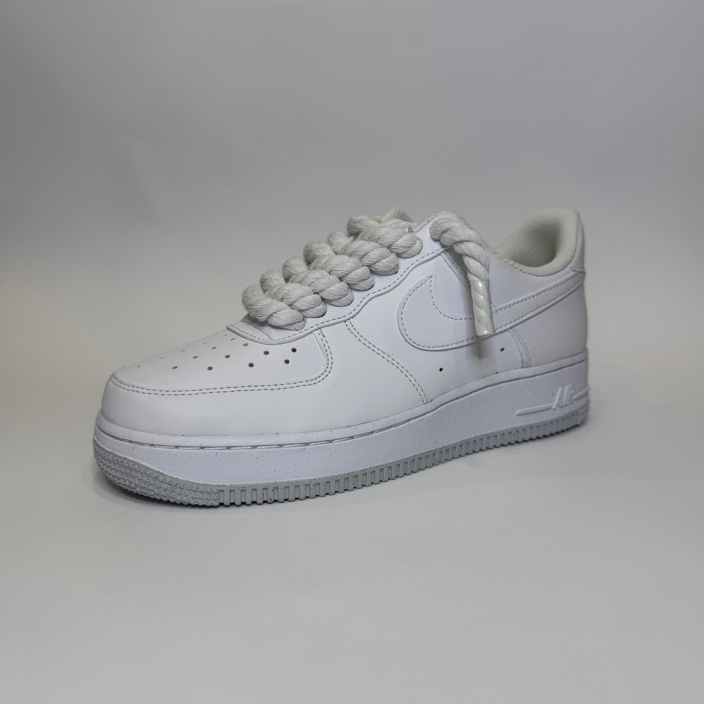 Nike Air Force 1 Low NN White biele s rope šnúrkami, pohľad na jednú tenisku.