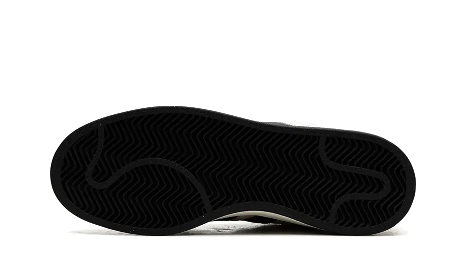 Tenisky adidas Campus 00s bielo-čierne, pohľad zo spodu