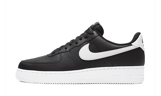 Tenisky Air Force 1 nízke čierno-biele, pohľad z boku