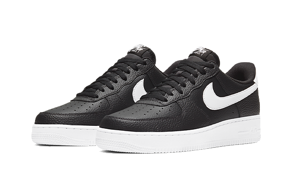 Tenisky Air Force 1 nízke čierno-biele, pohľad z uhla