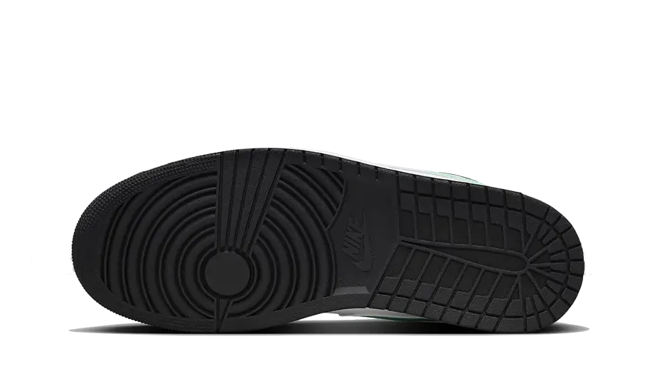 Tenisky Air Jordan 1 nízke čierno-bielo-zelené, pohľad zo spodu