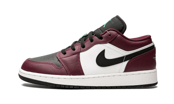Tenisky Air Jordan 1 nízke bordovo-čierno-biele, pohľad z boku