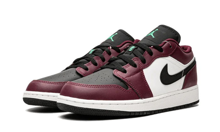 Tenisky Air Jordan 1 nízke bordovo-čierno-biele, pohľad z predu