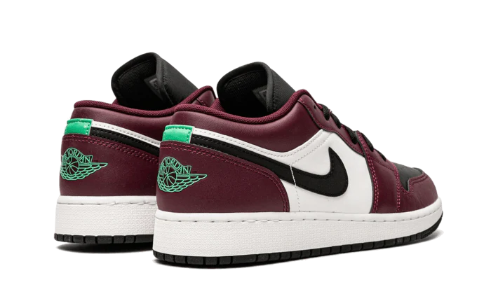 Tenisky Air Jordan 1 nízke bordovo-čierno-biele, pohľad zo zadu