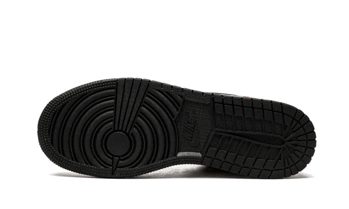 Tenisky Air Jordan 1 nízke bordovo-čierno-biele, pohľad zo spodu