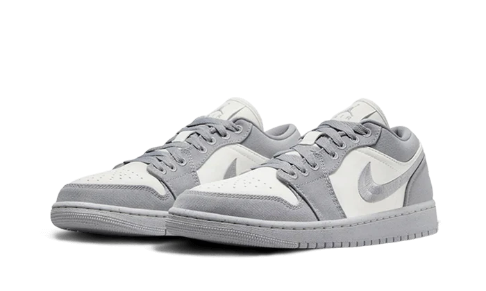 Tenisky Air Jordan 1 nízke sivo-biele, pohľad z uhla