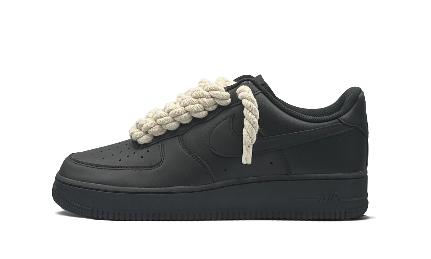 Tenisky Air Force 1 nízke čierne s béžovými rope šnúrami, pohľad z boku