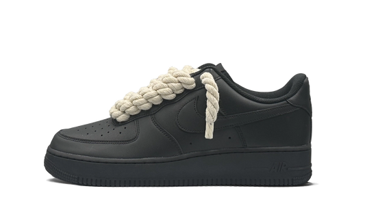 Tenisky Air Force 1 nízke čierne s béžovými rope šnúrami, pohľad z boku