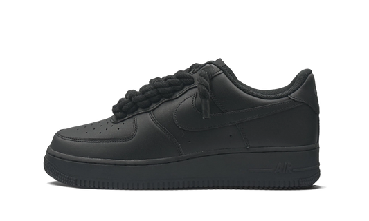 Tenisky Air Force 1 nízke čierne s čiernymi rope šnúrami, pohľad z boku