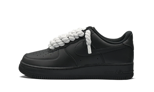 Tenisky Air Force 1 nízke čierne s bielymi rope šnúrami, pohľad z boku