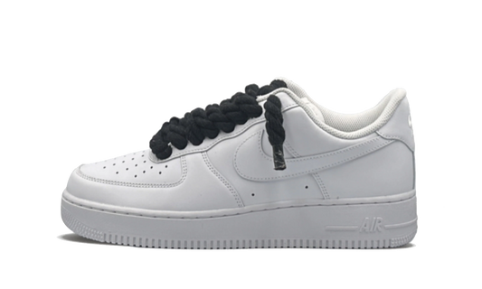 Tenisky Air Force 1 nízke biele s čiernymi rope šnúrami, pohľad z boku