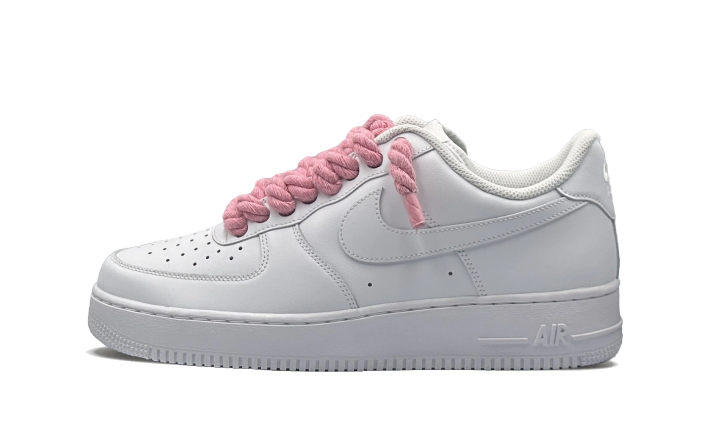 Tenisky Air Force 1 nízke biele s rúžové rope šnúrami, pohľad z boku