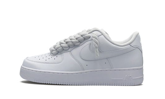Tenisky Air Force 1 nízke biele s bielymi rope šnúrami, pohľad z boku