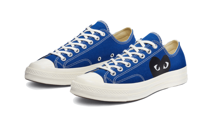 Tenisky Converse CDG nízke modro-biele s čiernym srdcom, pohľad z uhla