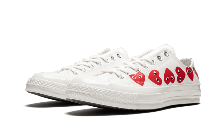 Tenisky Converse CDG nízke biele s červenými srdiečkami, pohľad z uhla