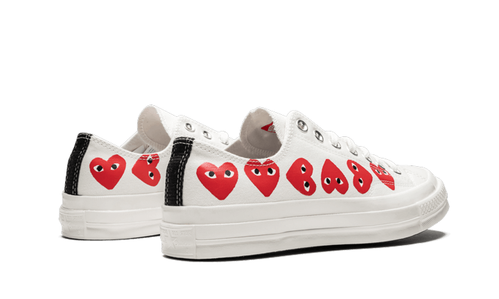 Tenisky Converse CDG nízke biele s červenými srdiečkami, pohľad zo zadu
