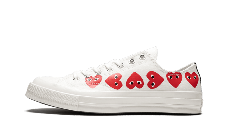 Tenisky Converse CDG nízke biele s červenými srdiečkami, pohľad z boku