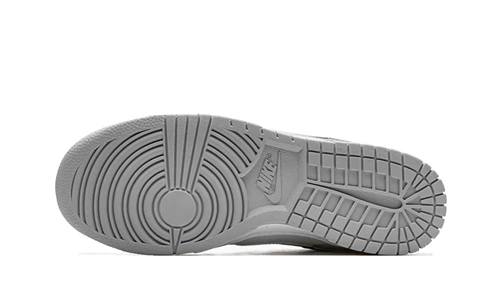 Tenisky Nike Dunk nízke sivo-bielo-čierne, pohľad na podrážku