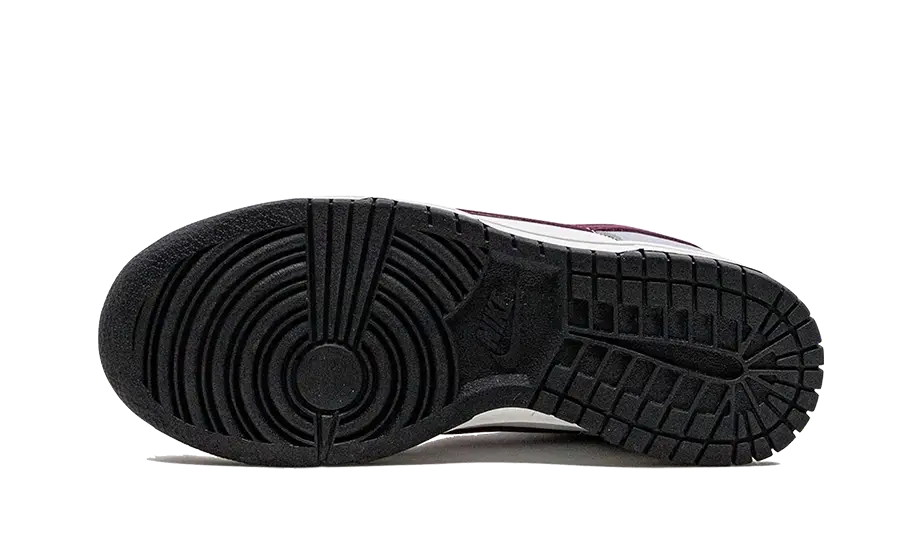 Tenisky Nike Dunk nízke sivo-bielo-bordové, pohľad na podrážku