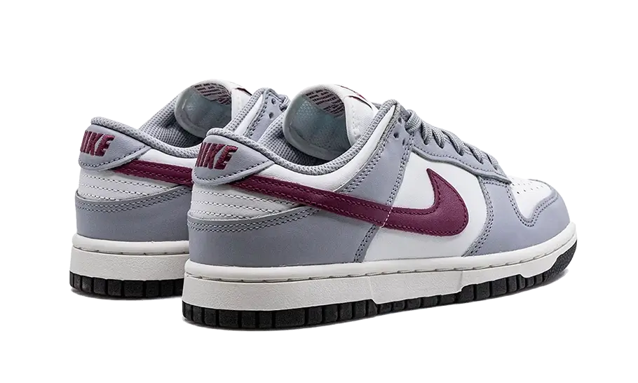 Tenisky Nike Dunk nízke sivo-bielo-bordové, pohľad zo zadu