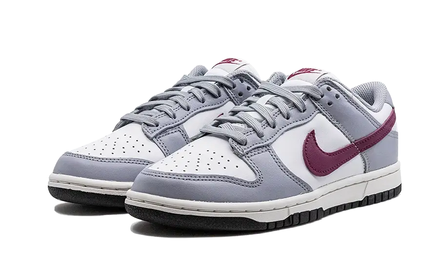 Tenisky Nike Dunk nízke sivo-bielo-bordové, pohľad z uhla