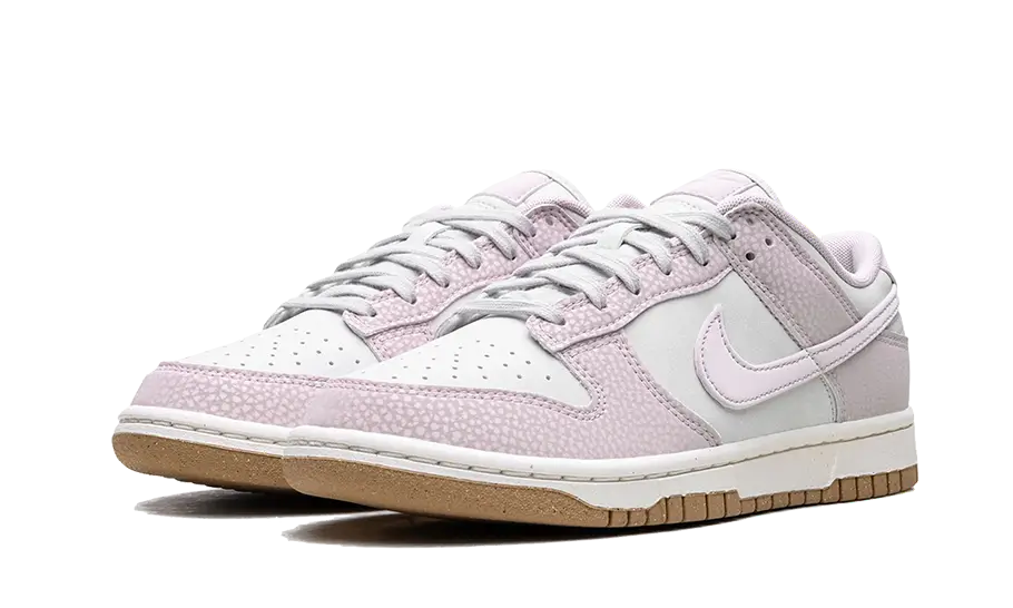 Tenisky Nike Dunk nízke ružovo-biele s bodkami, pohľad z predu