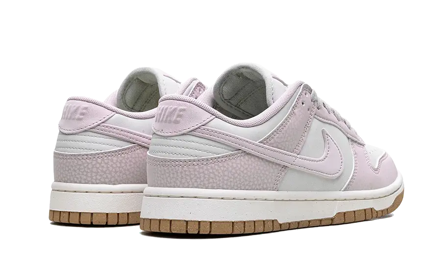 Tenisky Nike Dunk nízke ružovo-biele s bodkami, pohľad zo zadu