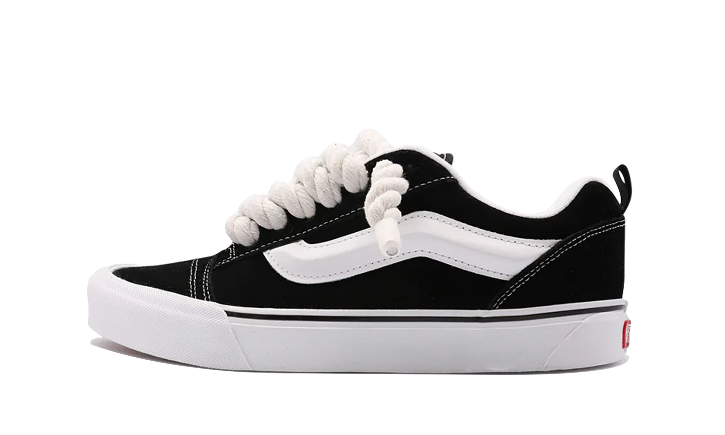 Tenisky Vans Knu Skool čierno-biele s hrubými bielymi rope šnúrami, pohľad z boku