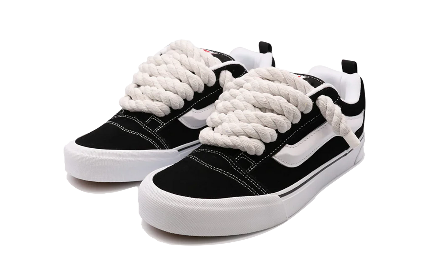Tenisky Vans Knu Skool čierno-biele s hrubými bielymi rope šnúrami, pohľad z uhla