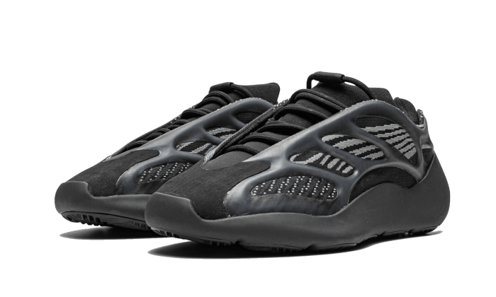 Tenisky Yeezy 700 čierne, pohľad z uhla