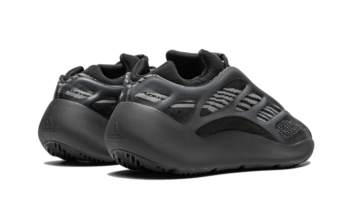 Tenisky Yeezy 700 čierne, pohľad zo zadu