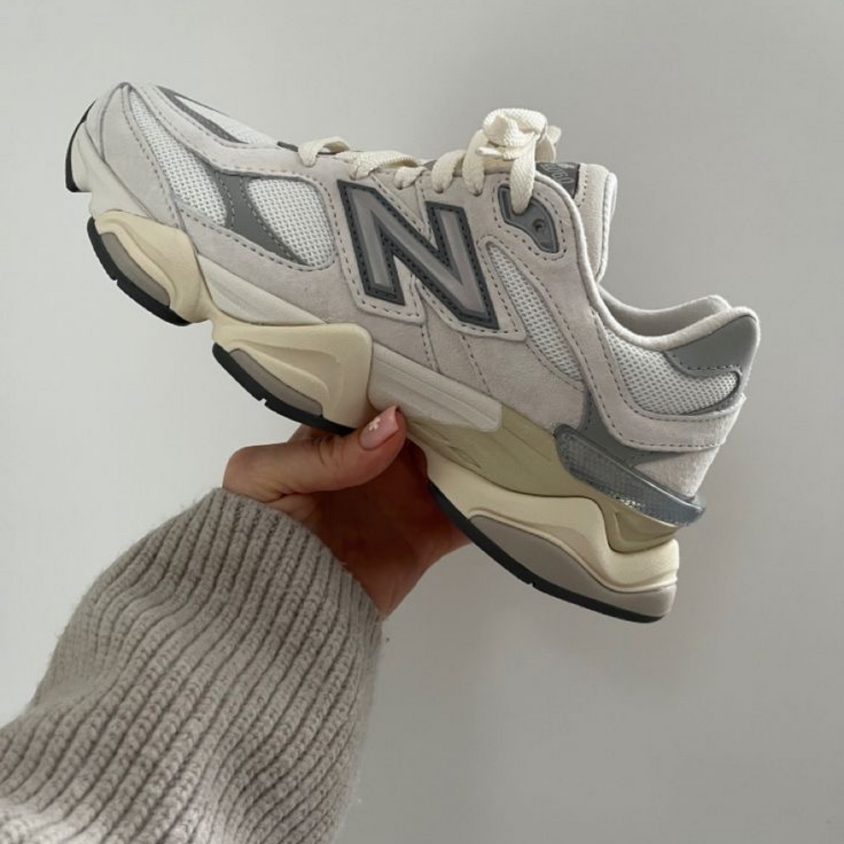 New Balance 9060 Sea Salt držané v ruke, detail siluety